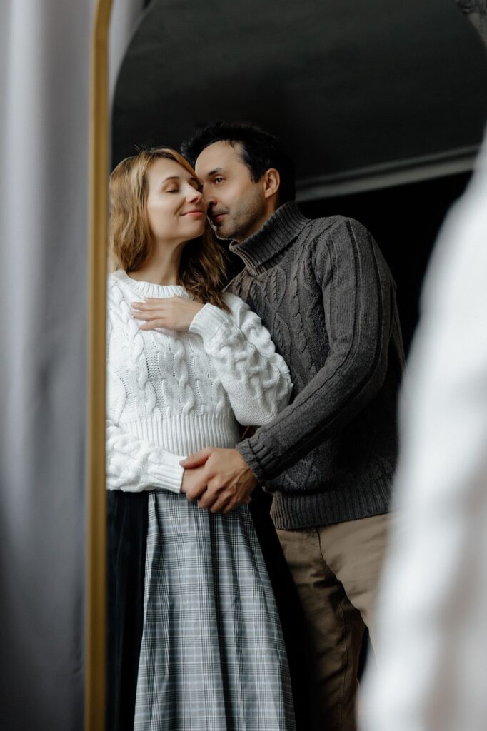 gca45449795316bbb7e5f048cdc40824bf1ad8222aebcade8b5bfc4ae555b7f393d1b65b8327c7f736a0b5df0f840ccb883c468bc7511b28b0e36770dd7887c17_1280-7638964 family, married couple, husband and wife, spouses, heat, love story, relationship, tenderness, marriage, family portrait, family photo, kiss, family evening, embrace